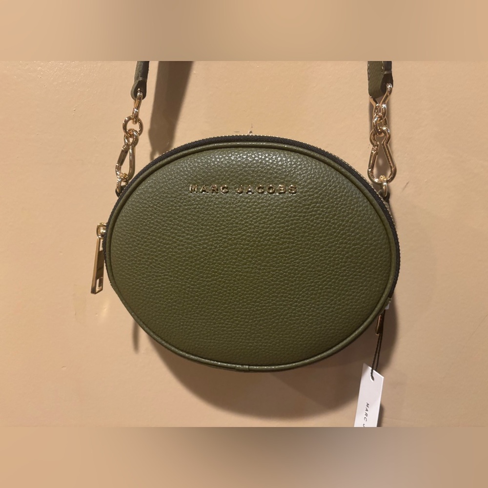 MARC JACOBS Rewind Oval Leather Crossbody Code